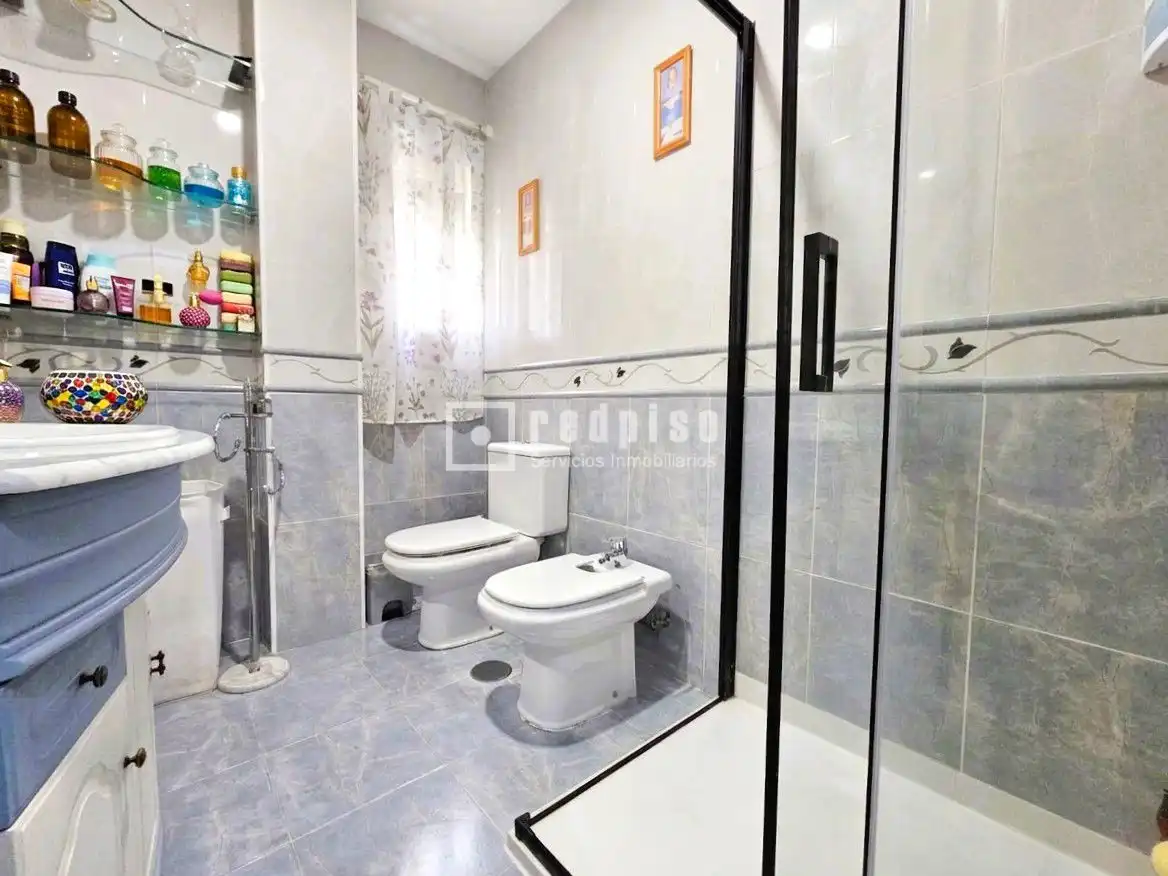 Bathroom of Flat for sale in Parla  with Air Conditioner, Heating and Terrace