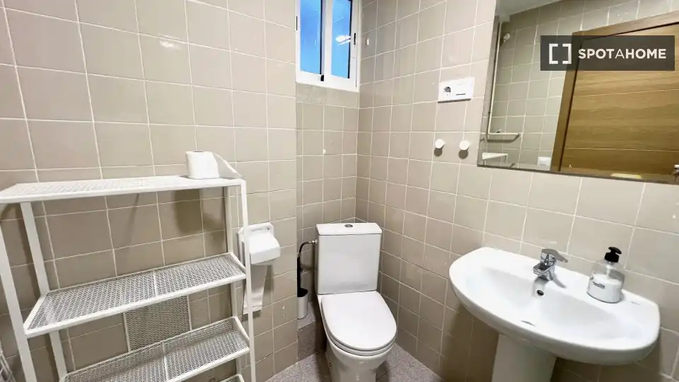 Baño de Piso de alquiler en Valencia con Aire acondicionado, Calefacción y Amueblado