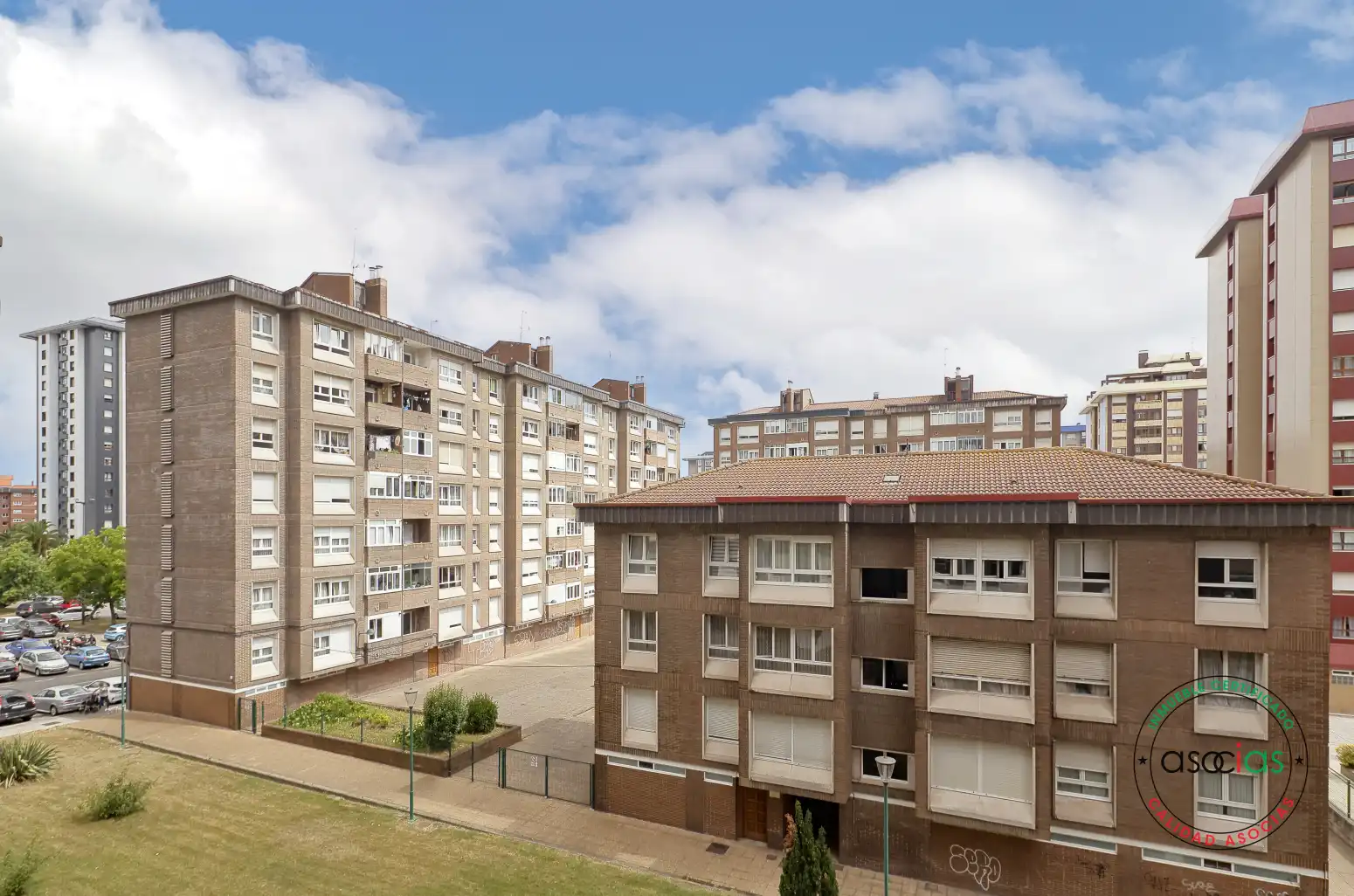 Außenansicht von Wohnung zum Verkauf in Gijón  mit Heizung, Parkett und Balkon