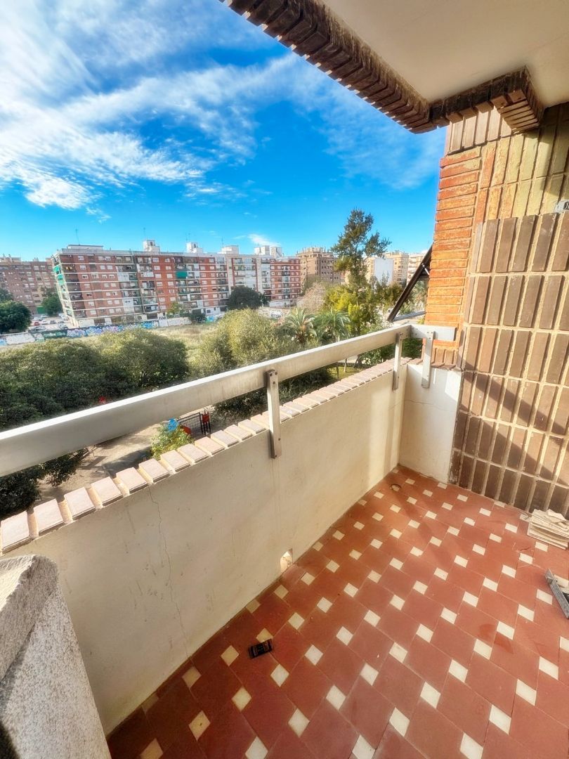 Exterior view of Flat for sale in  Valencia Capital  with Balcony