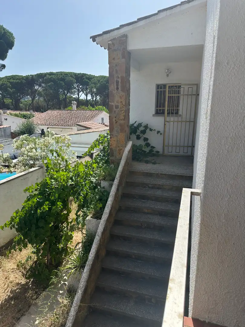 Vista exterior de Casa o xalet en venda en L'Escala amb Jardí privat i Terrassa