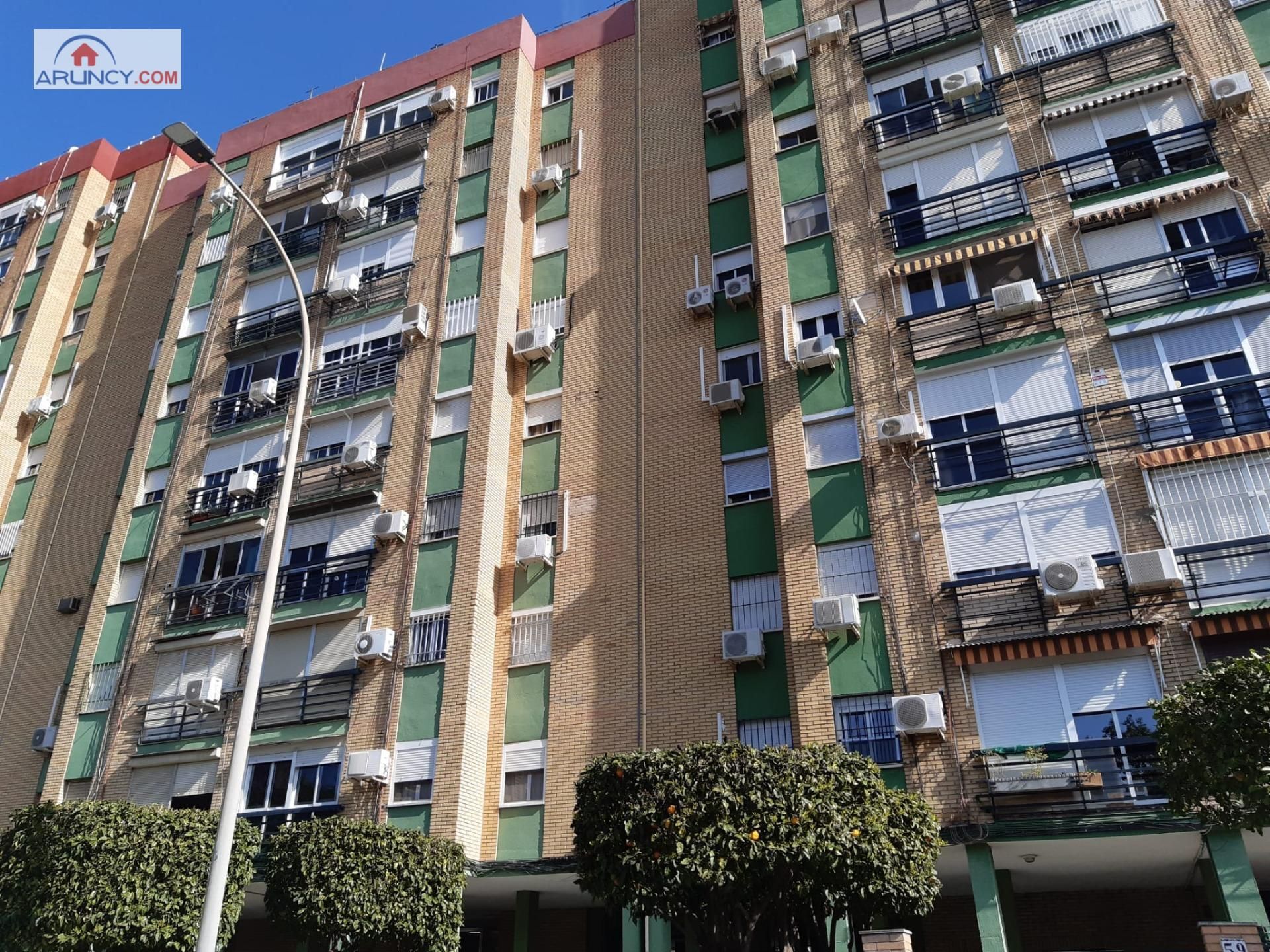 Exterior view of Flat for sale in  Sevilla Capital  with Air Conditioner