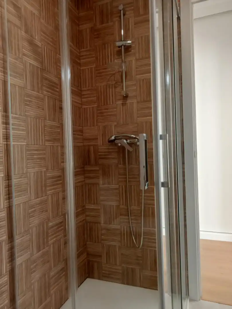Badezimmer von Dachboden zur Miete in Espartinas mit Klimaanlage, Terrasse und Abstellraum