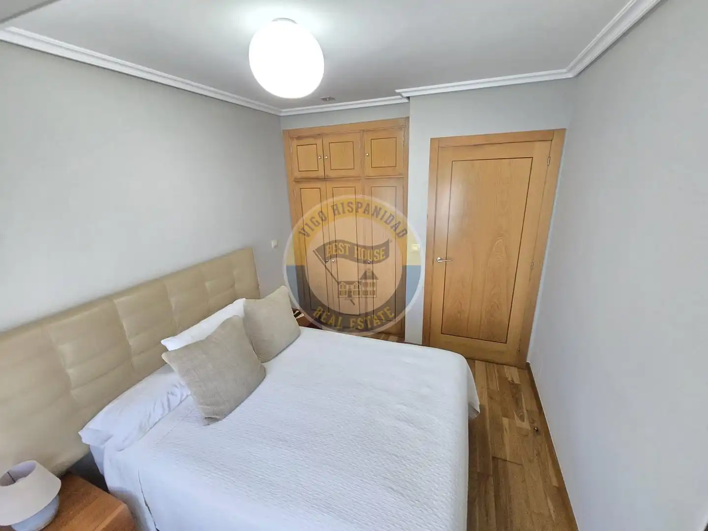Schlafzimmer von Wohnung zur Miete in Vigo  mit Heizung, Parkett und Möbliert