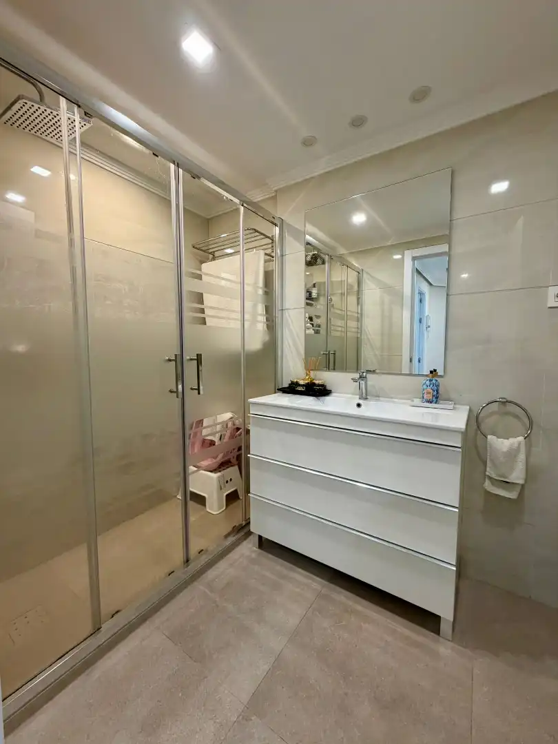 Badezimmer von Wohnungen zum Verkauf in Marbella mit Klimaanlage, Heizung und Terrasse