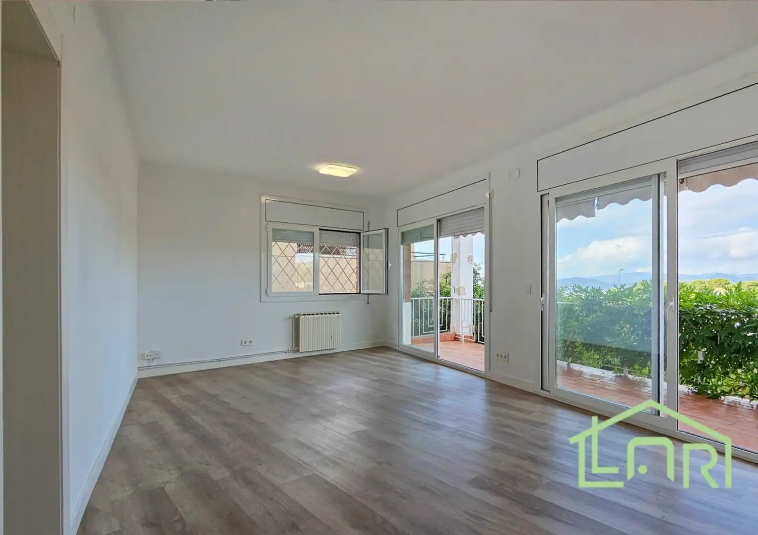 Sala d'estar de Casa o xalet en venda en Sant Just Desvern amb Calefacció, Jardí privat i Parquet