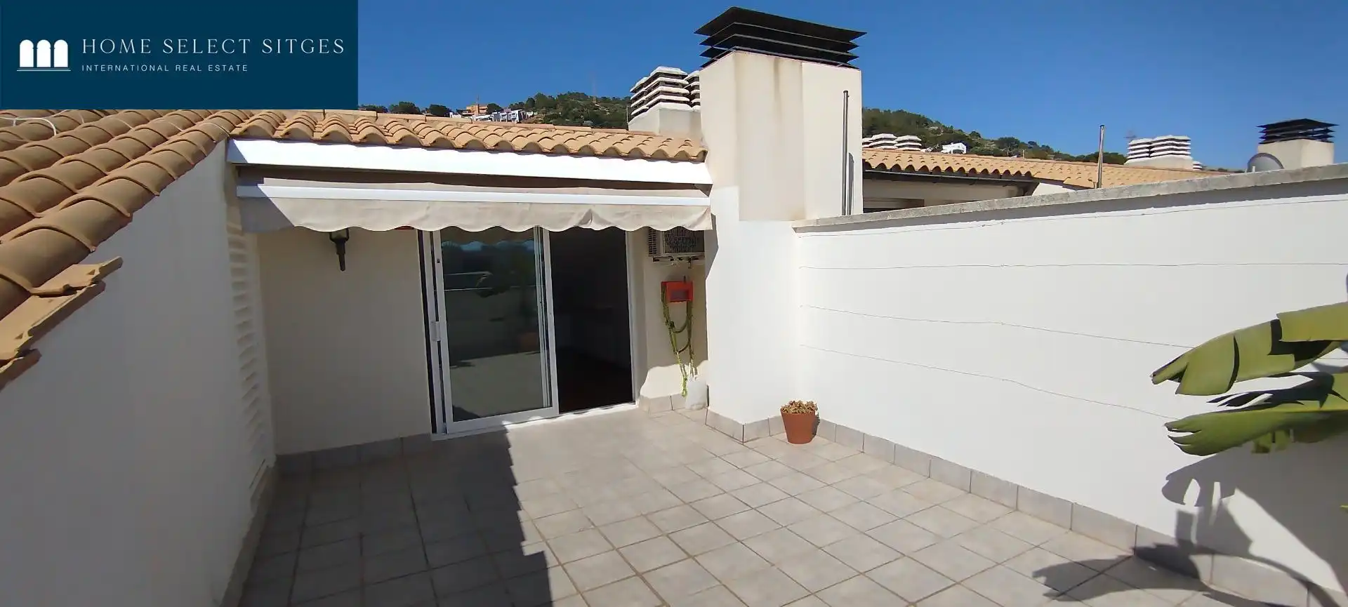 Terrasse von Einfamilien-Reihenhaus zum Verkauf in Sitges mit Klimaanlage, Heizung und Parkett