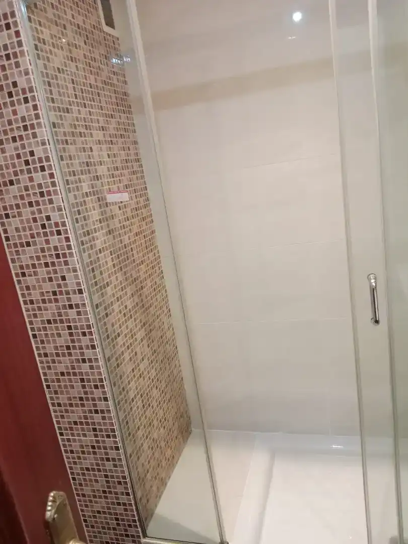 Bathroom of Flat for rent in Vigo   with Parquet flooring, Furnished and Balcony