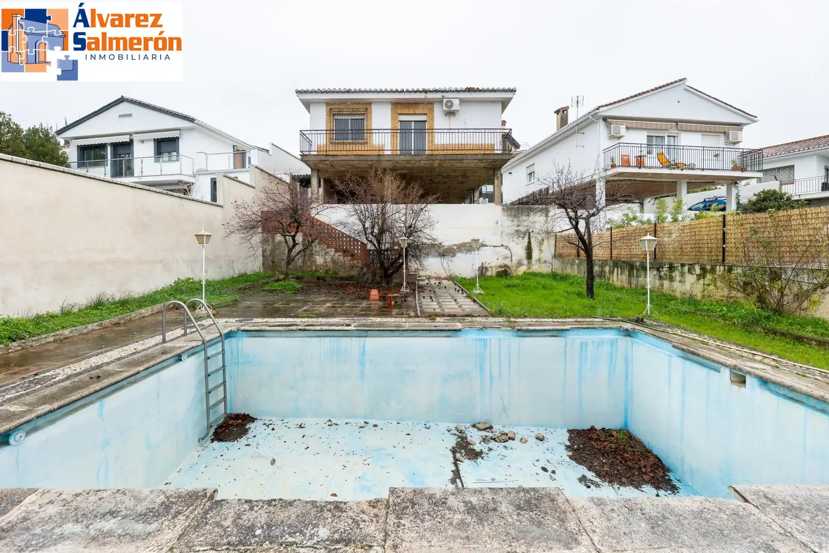 Schwimmbecken von Haus oder Chalet zum Verkauf in Huétor Vega mit Abstellraum und Schwimmbad