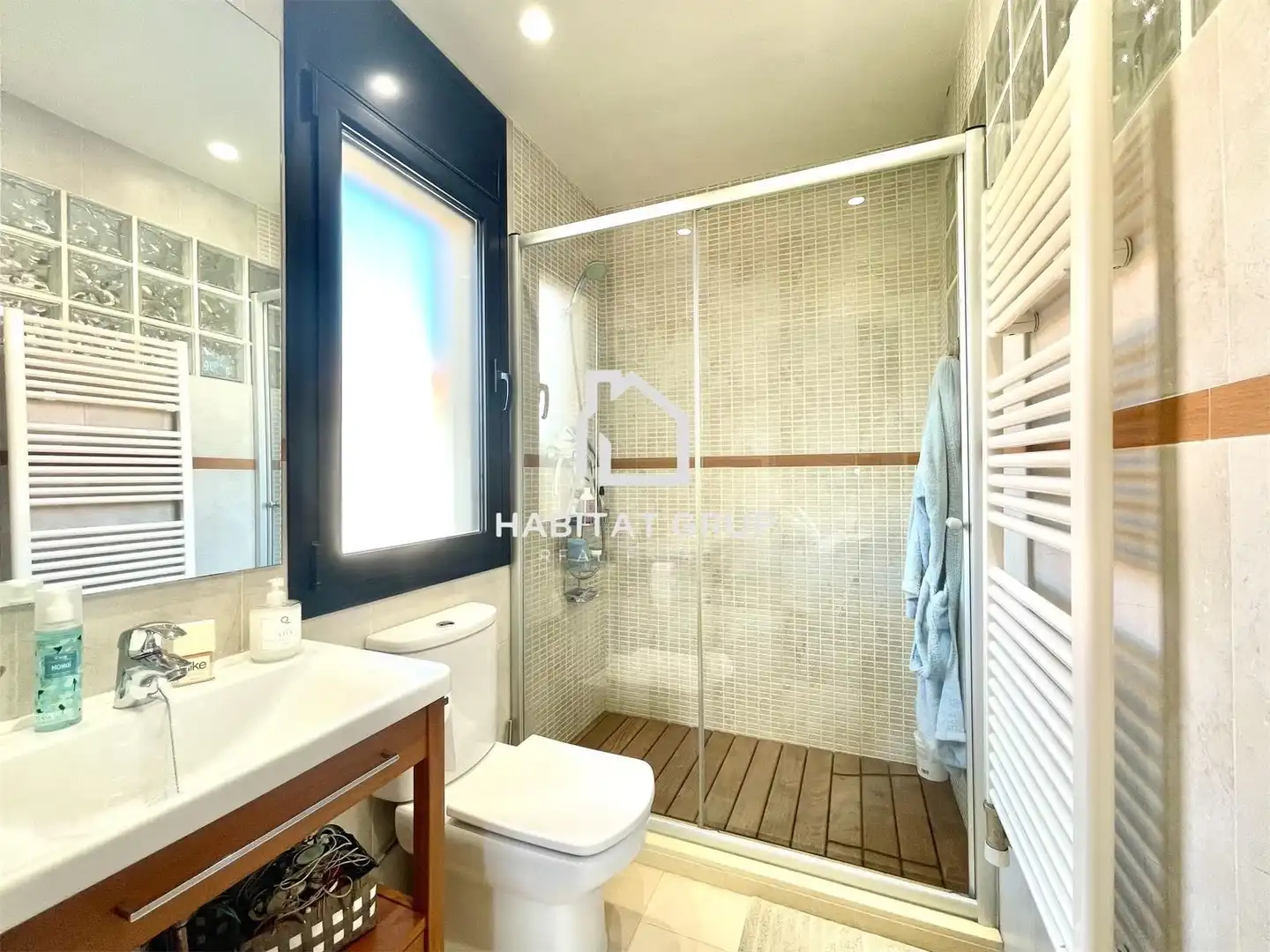 Baño de Casa o chalet en venta en Medinyà con Aire acondicionado, Calefacción y Jardín privado