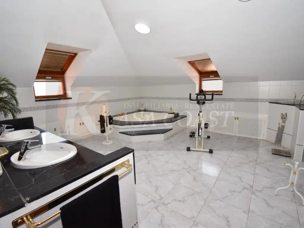 Baño de Ático en venta en Fuengirola con Aire acondicionado, Jardín privado y Terraza