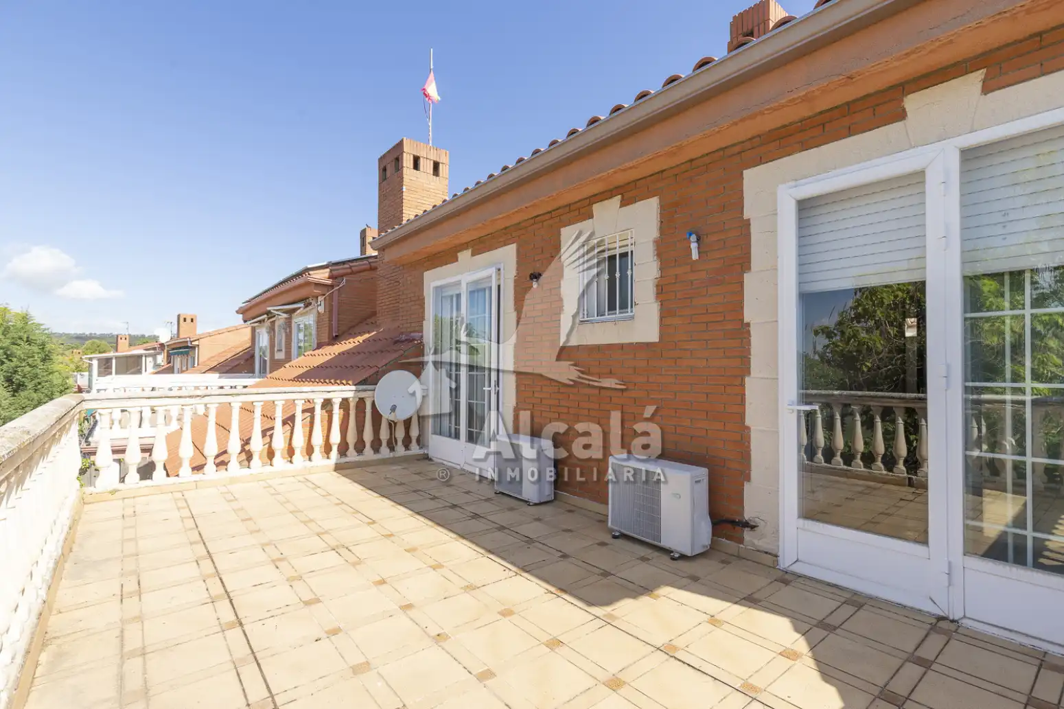 Vista exterior de Casa adosada en venta en Villalbilla con Aire acondicionado, Calefacción y Parquet