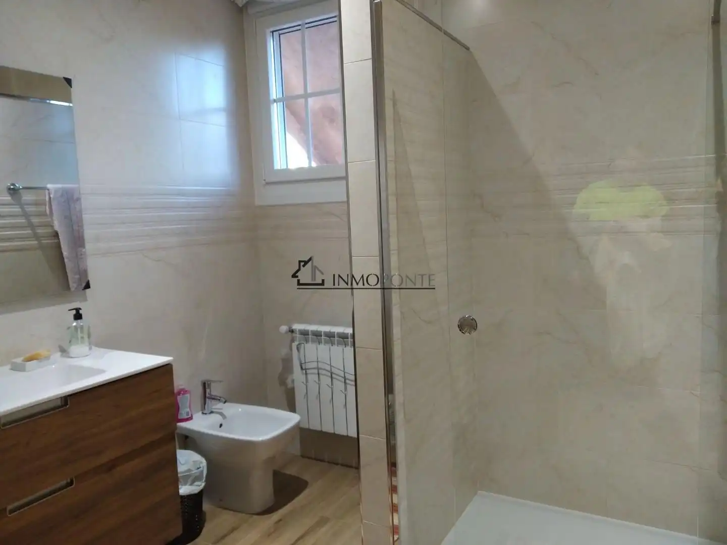 Bany de Casa o xalet en venda en Pontevedra Capital  amb Jardí privat