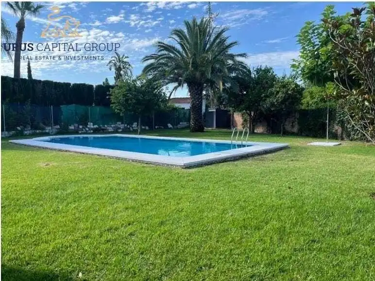 Piscina de Casa adosada en venda en Córdoba amb Aire condicionat, Calefacció i Jardí privat