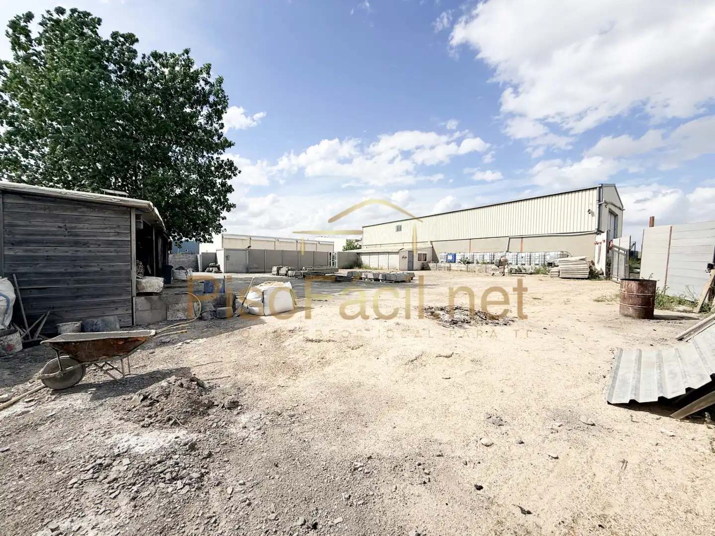 Vista exterior de Nave industrial en venta en Casarrubuelos