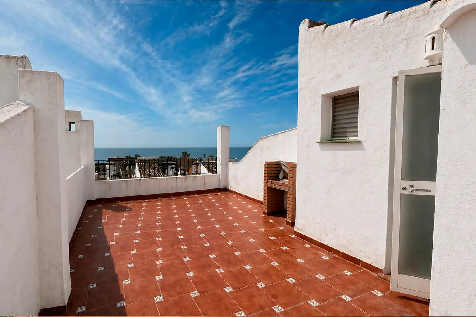 Terrasse von Einfamilien-Reihenhaus zum Verkauf in Marbella mit Klimaanlage, Heizung und Terrasse
