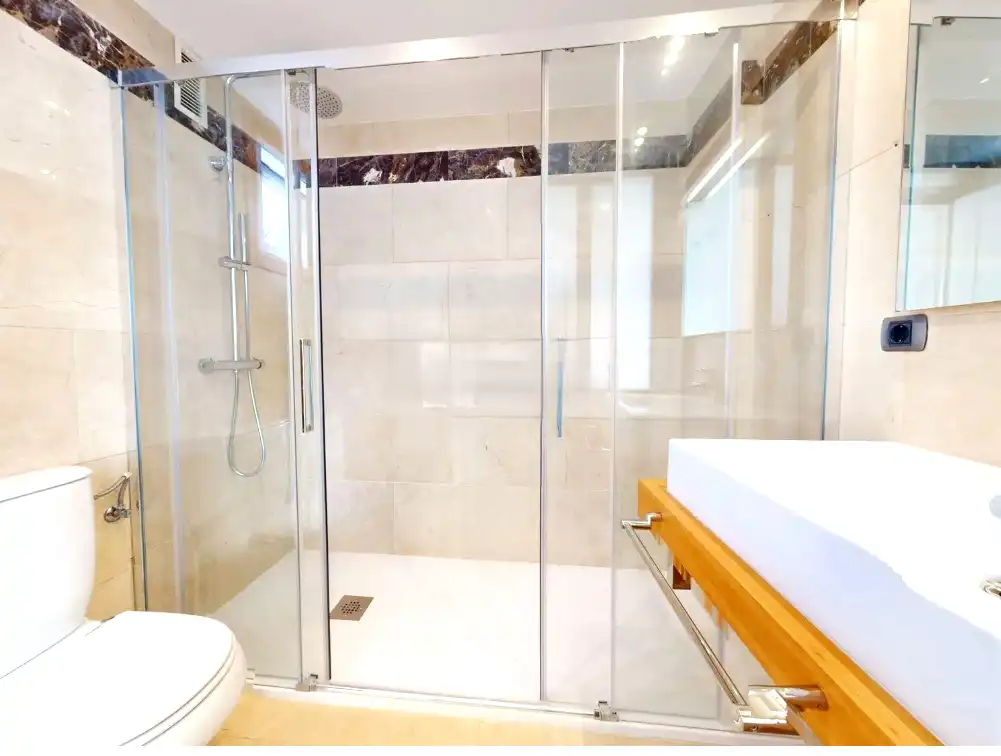 Baño de Piso de alquiler en Vigo  con Terraza, Trastero y Amueblado