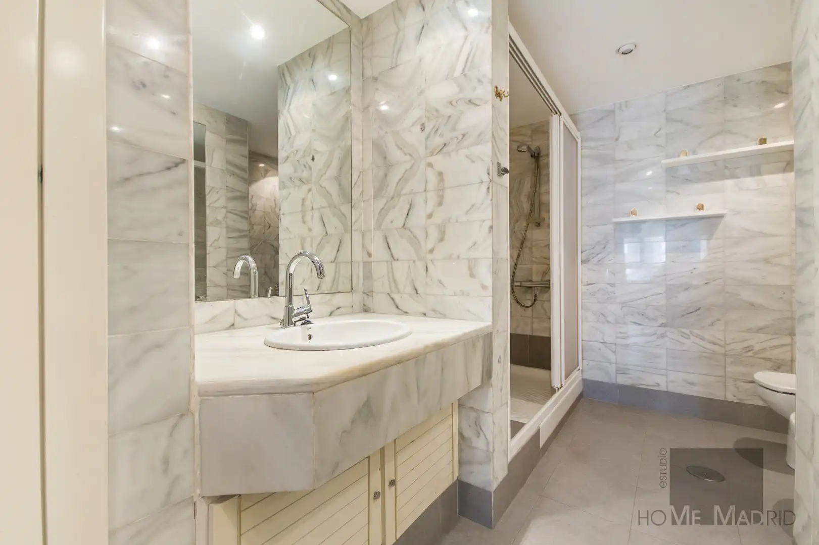 Bathroom of Flat for sale in Madrid  with Air Conditioner, Heating and Parquet flooring