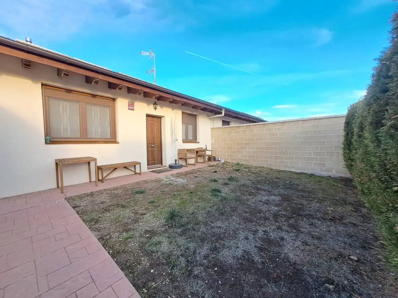 Vista exterior de Casa o xalet en venda en Villalonquéjar