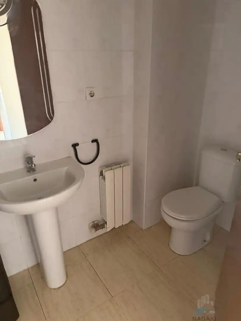 Badezimmer von Wohnung zum Verkauf in Salt mit Klimaanlage und Heizung