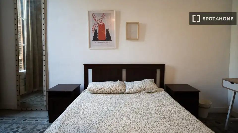 Bedroom of Flat for share in Barcelona  with Air Conditioner, Heating and Furnished