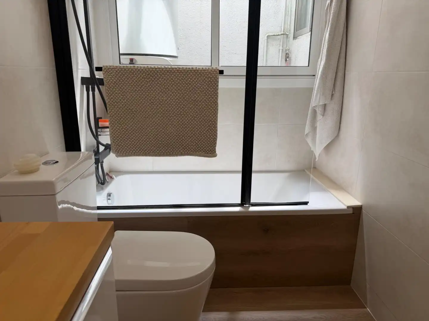 Badezimmer von Dachboden zum Verkauf in Mataró mit Klimaanlage, Heizung und Parkett
