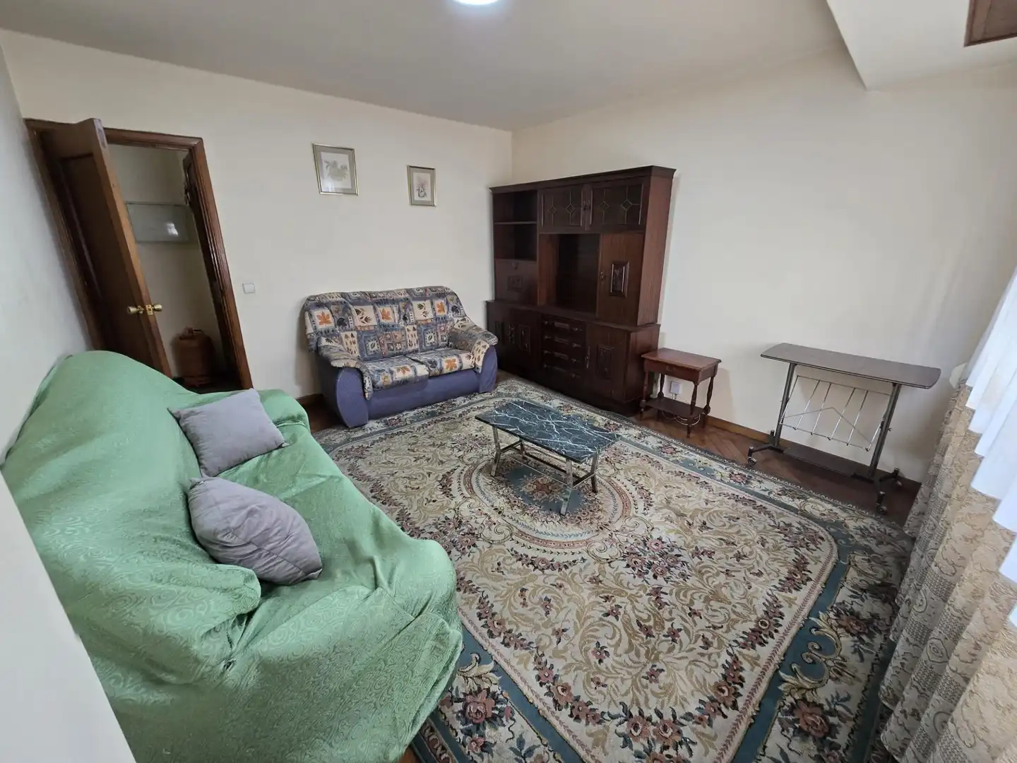 Sala d'estar de Pis de lloguer en Vigo  amb Parquet i Moblat