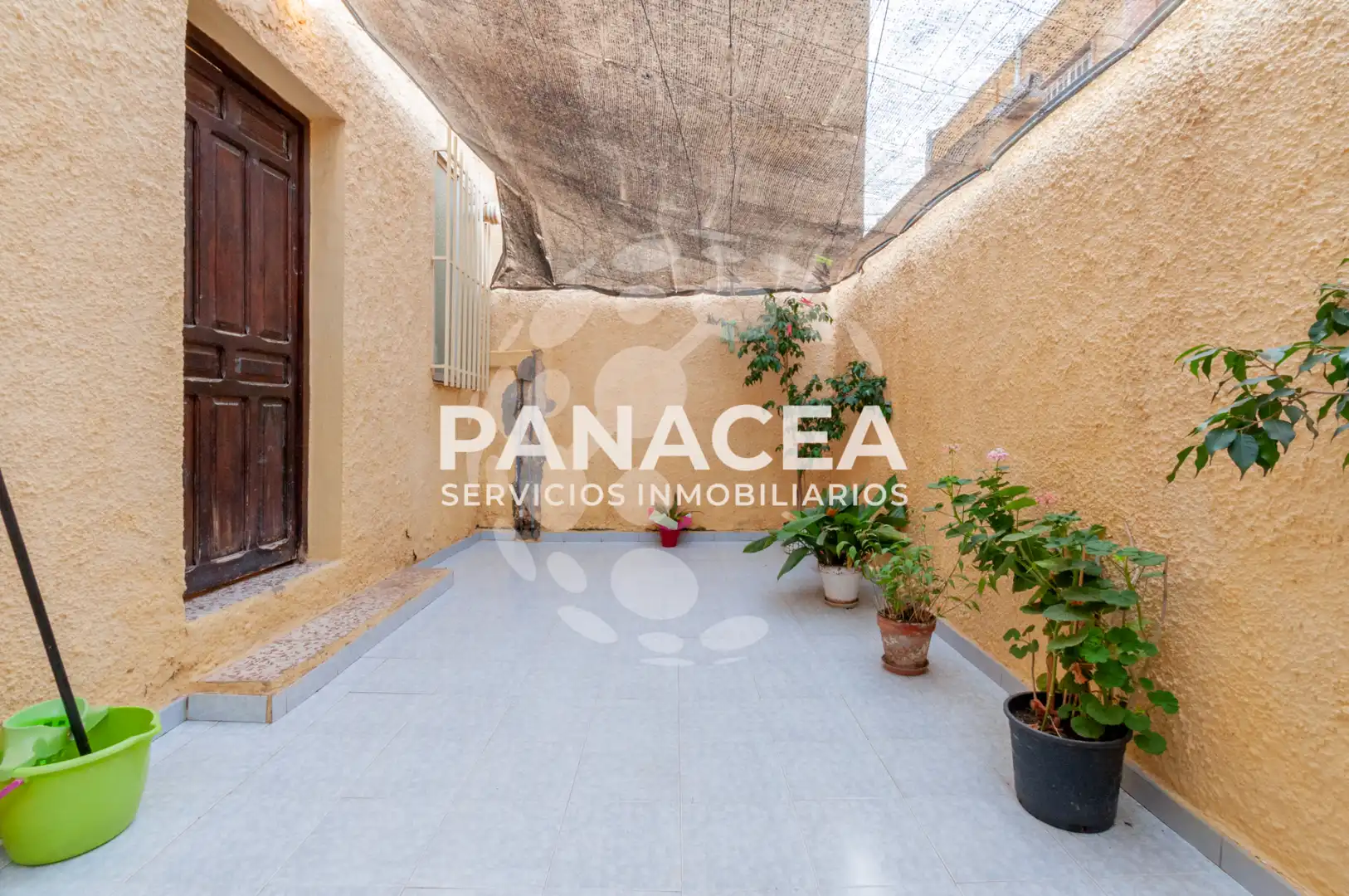 Vista exterior de Casa o xalet en venda en Roquetas de Mar amb Aire condicionat, Jardí privat i Moblat