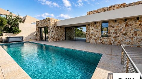 Elviria, Marbella Este. Esta espectacular propiedad ofrece 5 dormitorios, amplias zonas de estar de concepto abierto, piscina clim, imatge 2