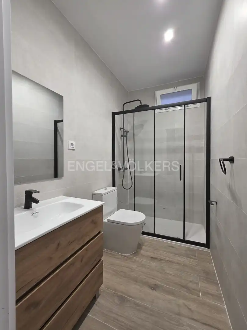 Badezimmer von Wohnung zur Miete in Madrid mit Heizung, Parkett und Möbliert