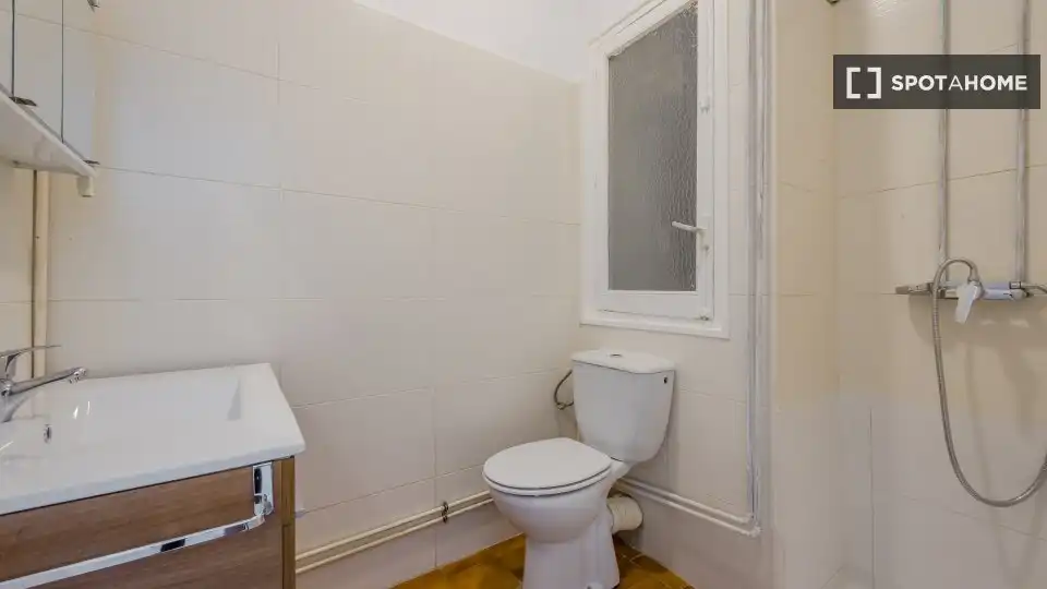 Badezimmer von Wohnung zur Miete in Madrid mit Klimaanlage, Heizung und Möbliert