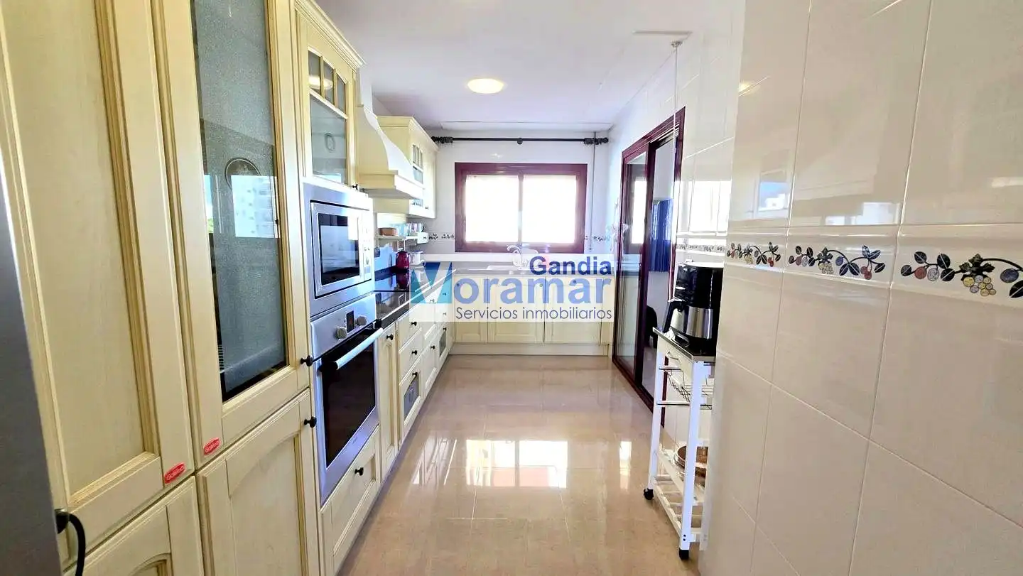Cuina de Apartament de lloguer en Gandia amb Aire condicionat, Terrassa i Moblat