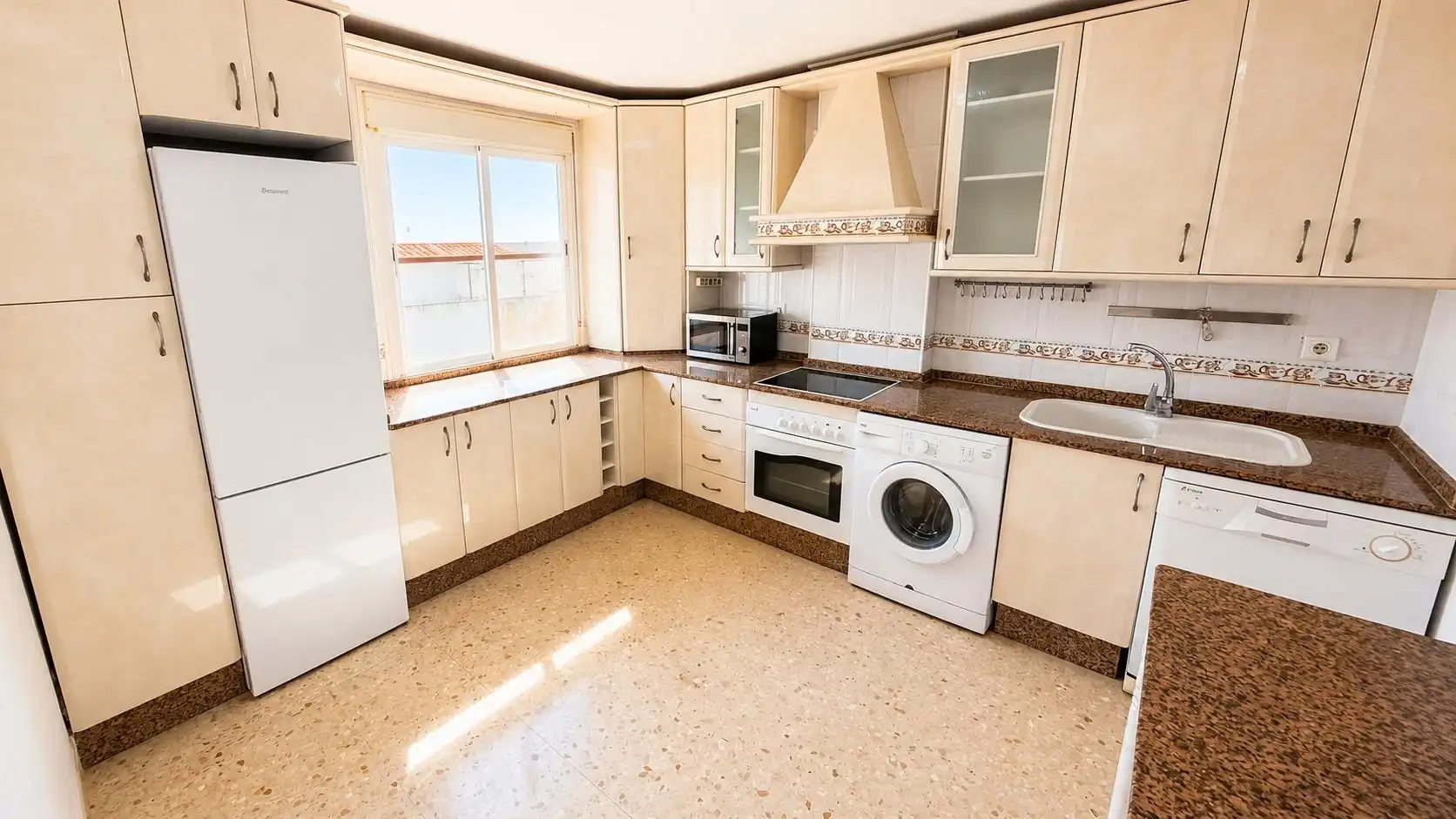 Cocina de Casa adosada en venta en Chiclana de la Frontera con Jardín privado, Terraza y Trastero