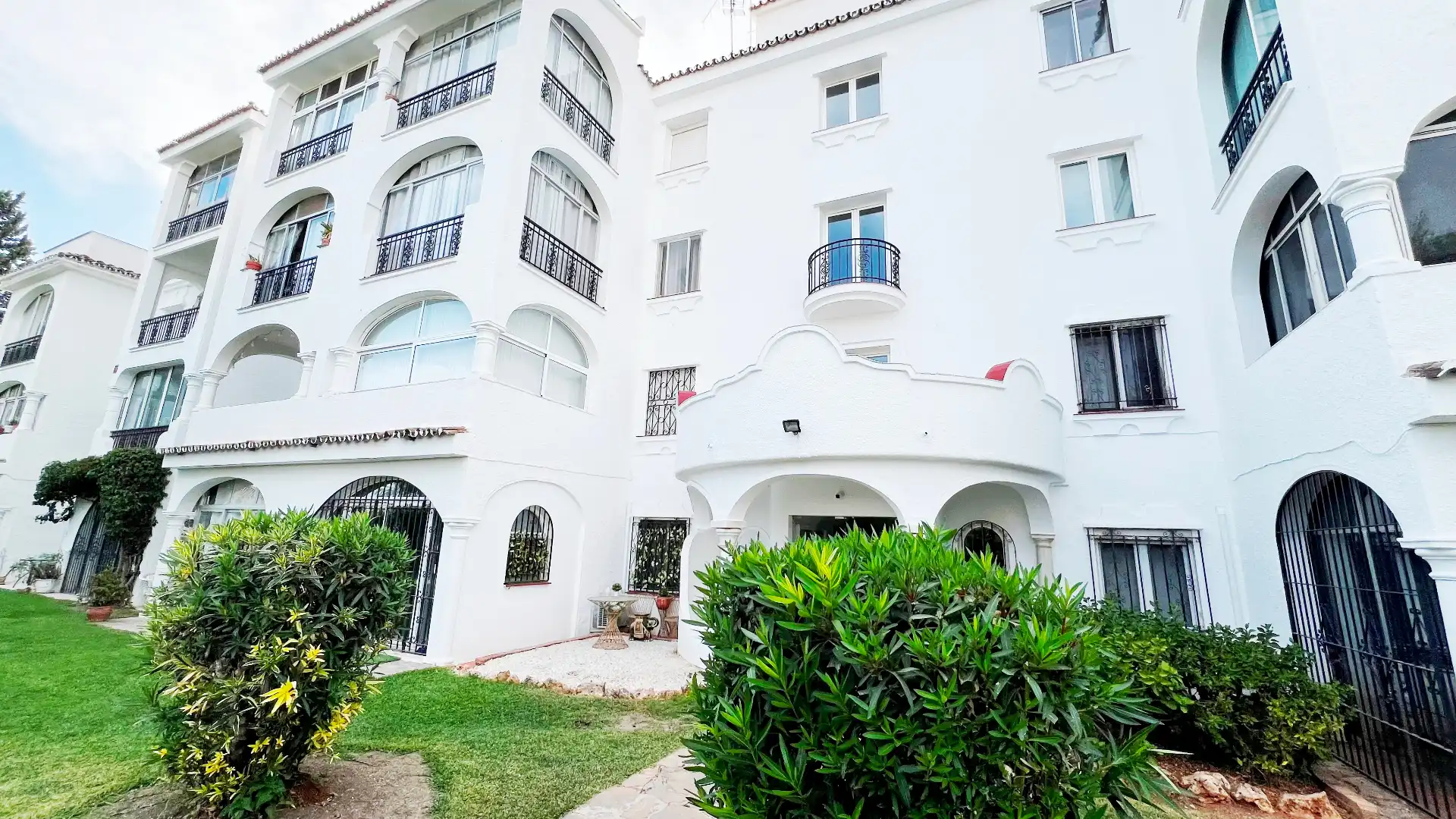 Vista exterior de Apartament en venda en Estepona amb Terrassa i Piscina comunitària