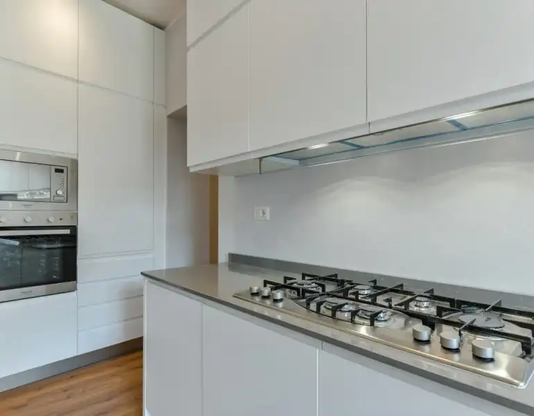 Cuina de Apartament de lloguer en La Línea de la Concepción amb Aire condicionat, Calefacció i Moblat