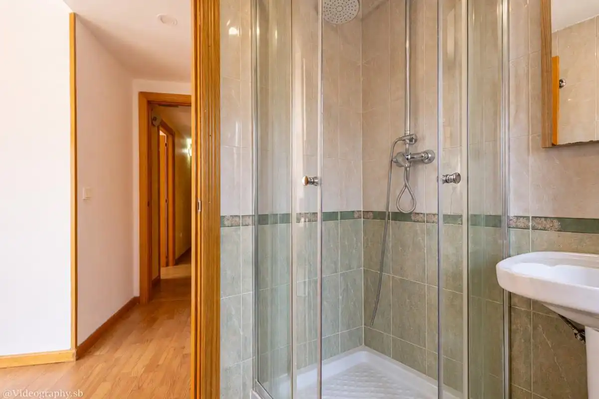 Badezimmer von Wohnung zum Verkauf in Los Santos de la Humosa mit Klimaanlage, Heizung und Abstellraum