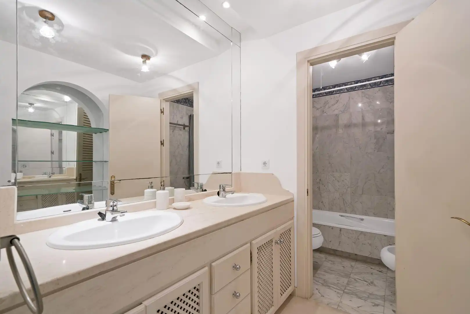 Bathroom of Apartments for sale in Estepona  with Heating, Private garden and Terrace