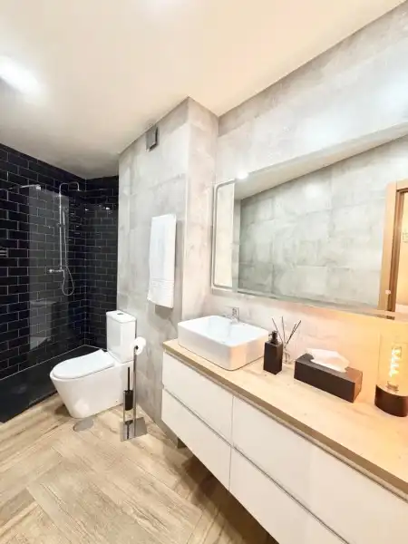 Baño de Piso en venta en Torremolinos con Aire acondicionado, Terraza y Lavadora