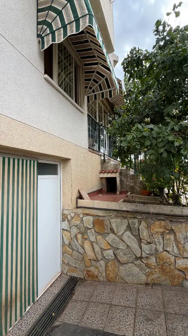 Vista exterior de Casa adosada en venda en Torres de la Alameda amb Aire condicionat, Calefacció i Jardí privat