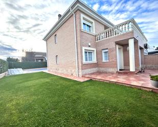 Vista exterior de Casa o xalet en venda en Villanueva de la Torre amb Aire condicionat, Calefacció i Terrassa