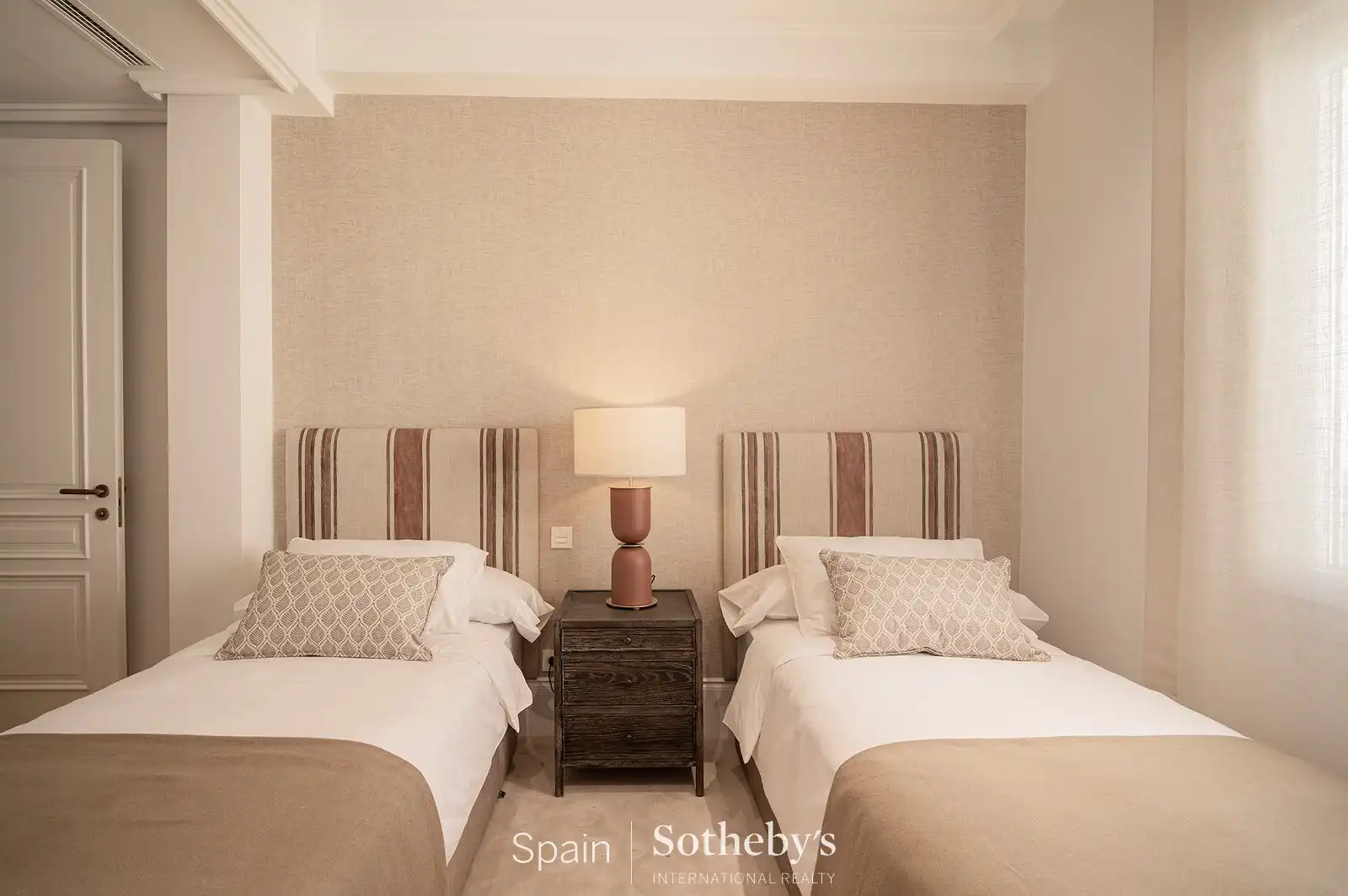 Dormitori de Apartament en venda en Madrid amb Aire condicionat, Calefacció i Terrassa