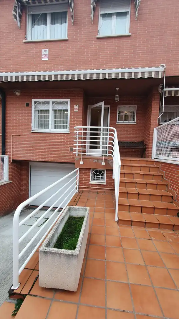 Terrassa de Casa adosada en venda en Alcalá de Henares amb Calefacció, Jardí privat i Traster