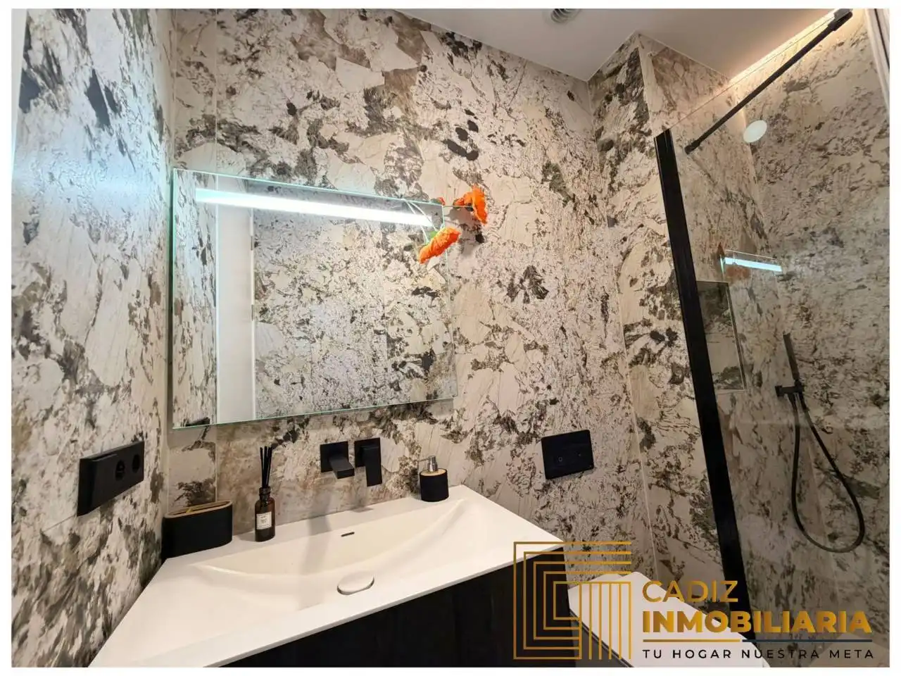 Bathroom of Flat for sale in Cádiz  with Air Conditioner and Furnished