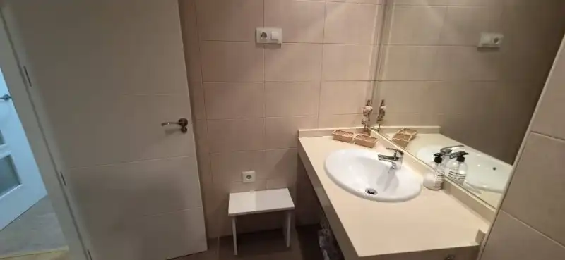 Baño de Apartamento de alquiler en Plasencia con Aire acondicionado, Jardín privado y Balcón