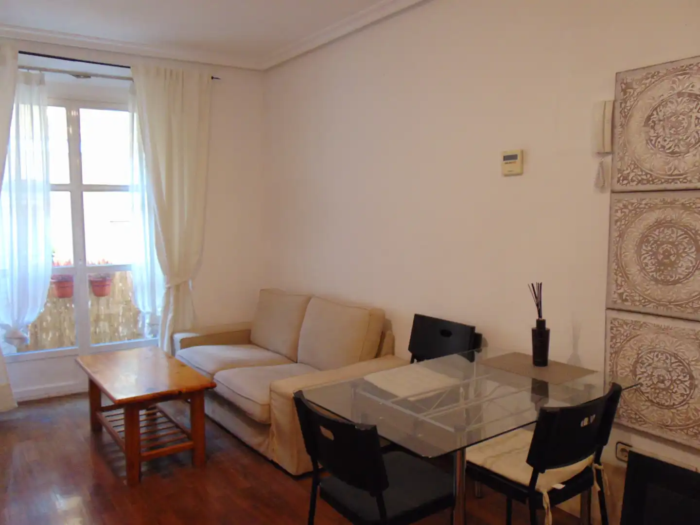 Sala d'estar de Apartament en venda en Madrid amb Aire condicionat, Moblat i Balcó