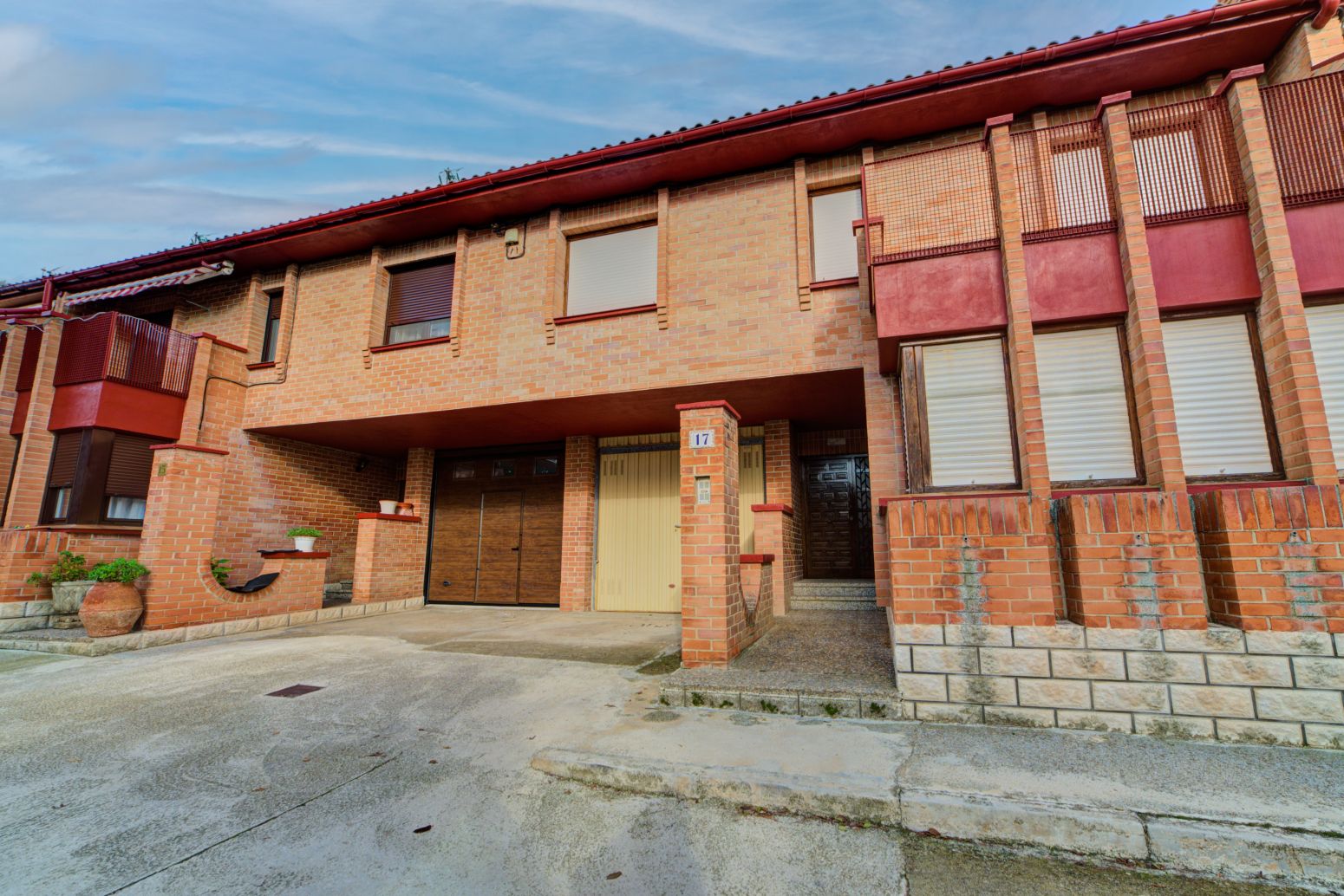 Vista exterior de Casa adosada en venda en Villafranca amb Calefacció, Jardí privat i Terrassa