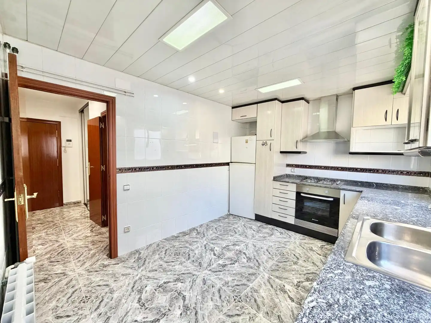 Cuina de Àtic en venda en L'Hospitalet de Llobregat amb Aire condicionat, Calefacció i Terrassa