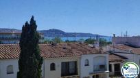 Vista exterior de Àtic en venda en Empuriabrava amb Aire condicionat i Terrassa