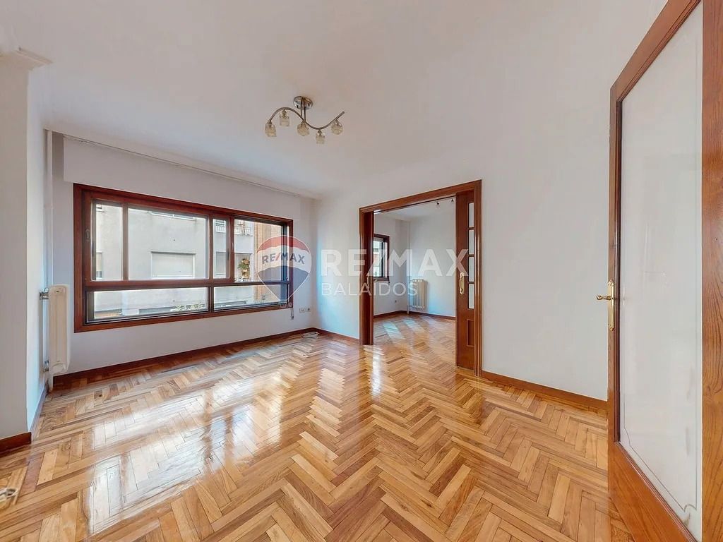 Dormitori de Pis en venda en Vigo  amb Calefacció, Parquet i Traster