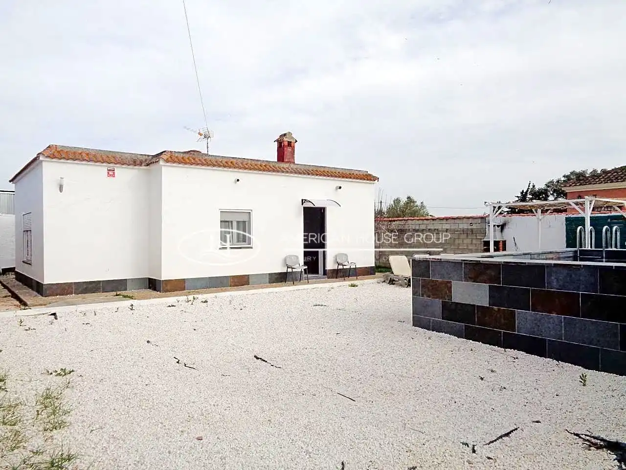 Vista exterior de Casa o xalet en venda en Chiclana de la Frontera amb Jardí privat, Traster i Piscina